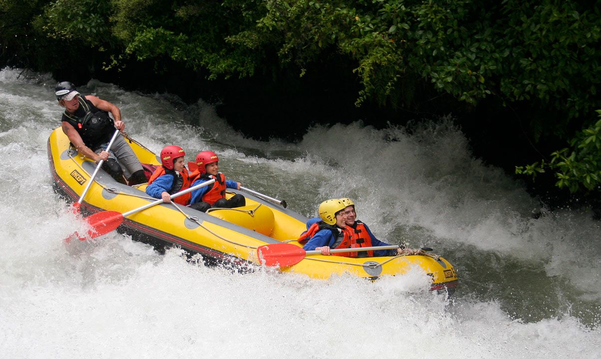 White water rafting on the Rangitaiki river; Anne, Michael, Eytan, Noah and Adam (guide); Murupara; North Island; New Zealand